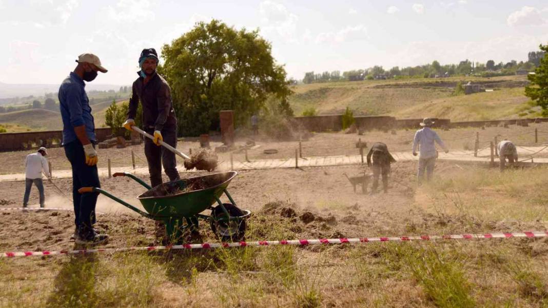 Dünyanın en büyük Türk İslam mezarlığında heyecanlandıran keşif 6